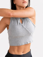Crop Top Kaia en gris jaspeado, detalle del escote y la sisa