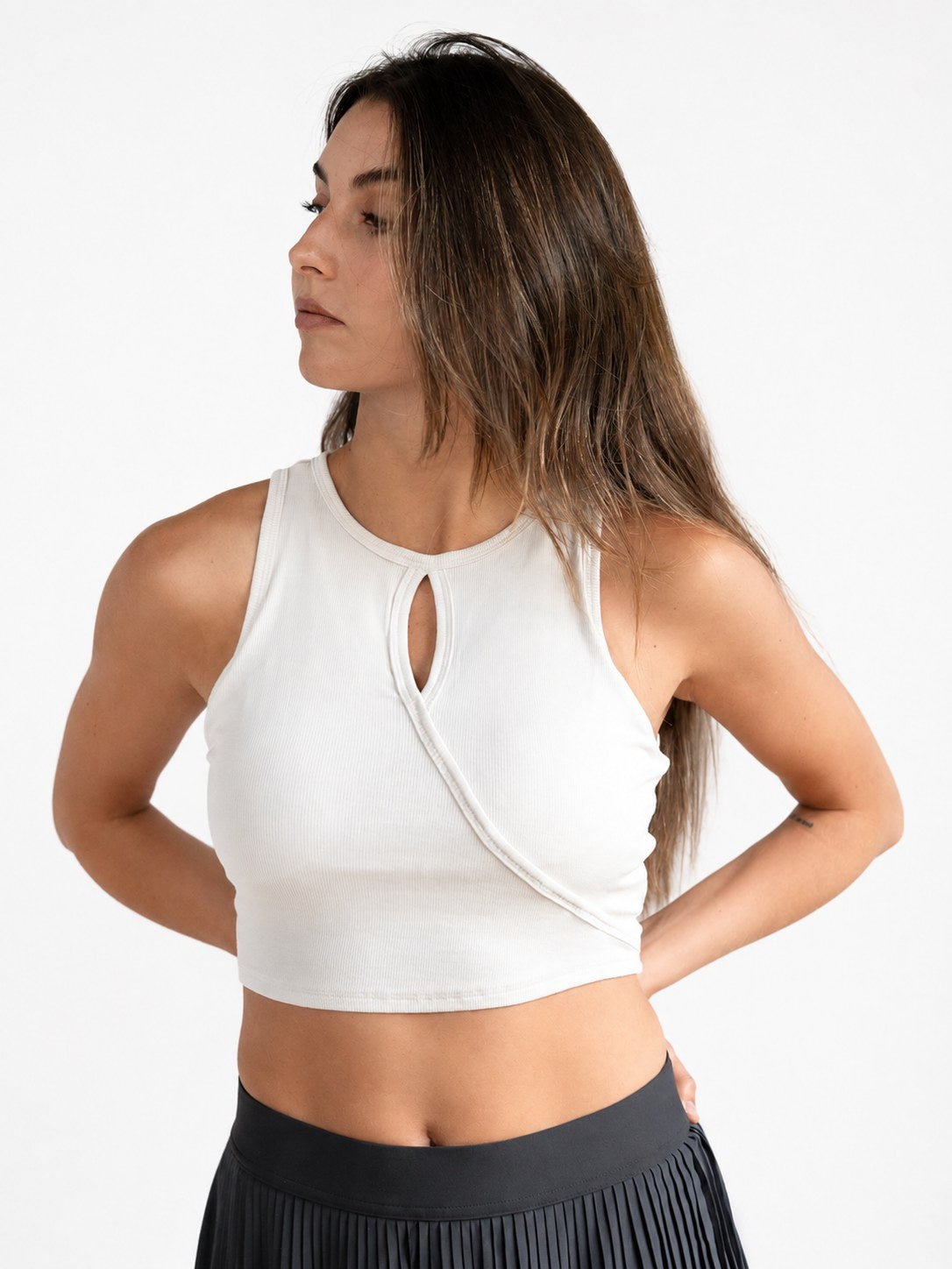 Crop Top Kaia en ivory, vista frontal con escote keyhole y tejido acanalado