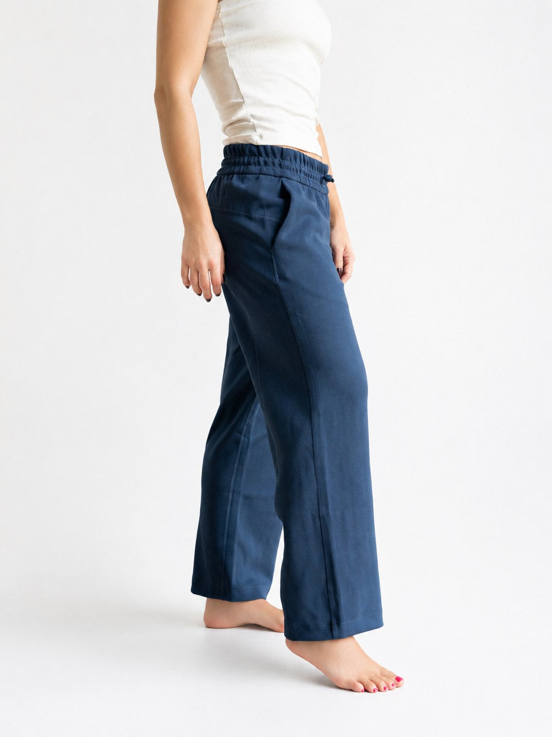 Pantalón Calm en azul navy, vista lateral de cuerpo entero