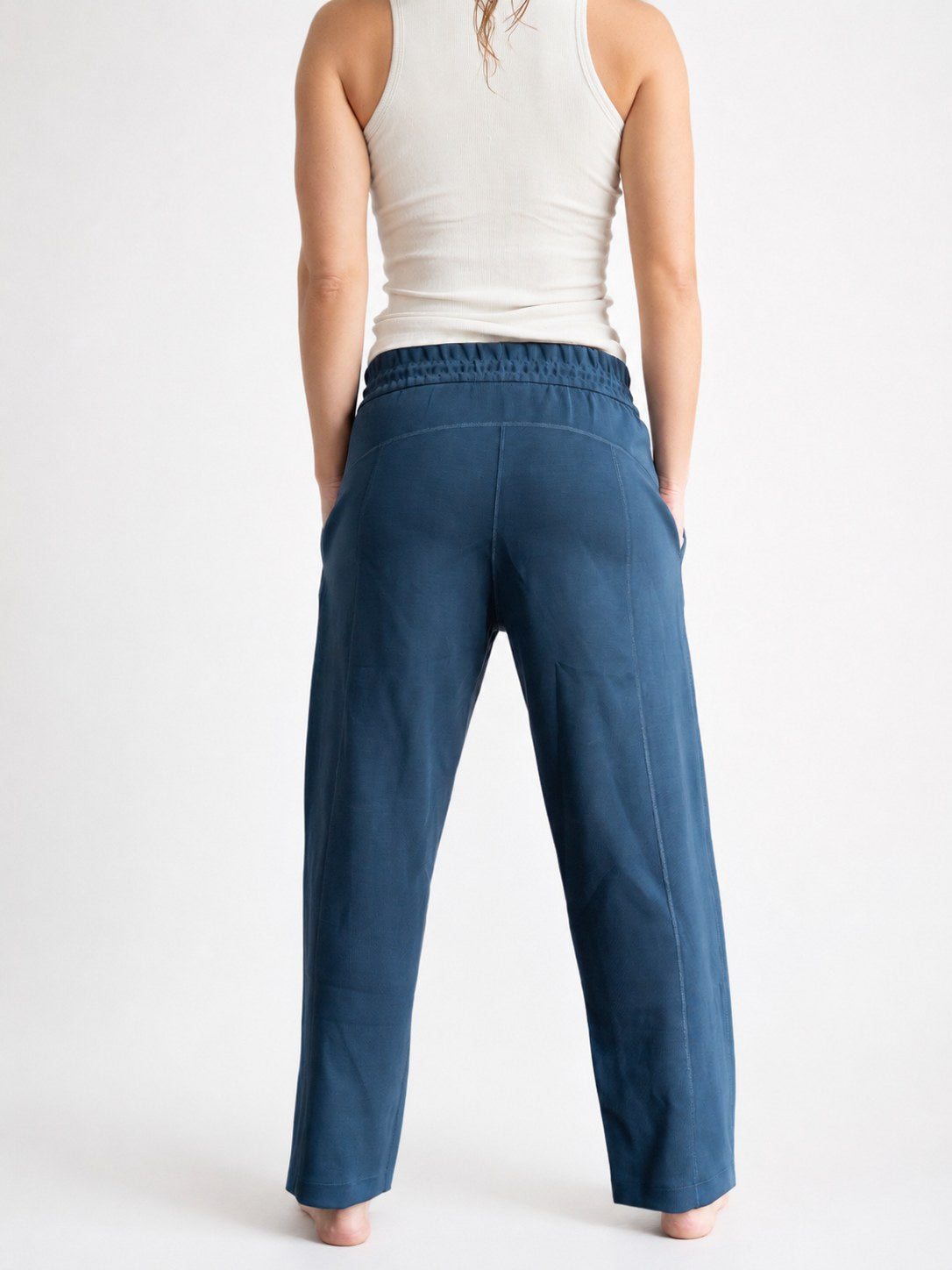 Pantalón Calm en azul navy, vista de espalda de cuerpo entero