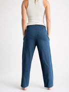 Pantalón Calm en azul navy, vista de espalda de cuerpo entero
