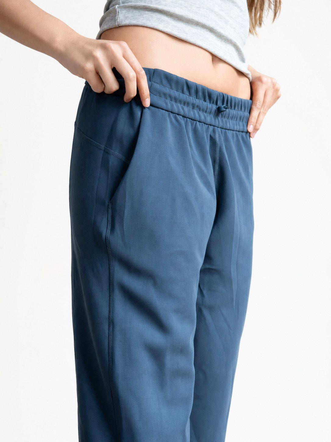 Pantalón Calm en azul navy, detalle del bolsillo lateral