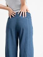 Pantalón Calm en azul navy, detalle de la pretina y las costuras traseras