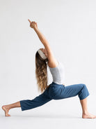 Pantalón Calm en azul navy, postura de guerrero