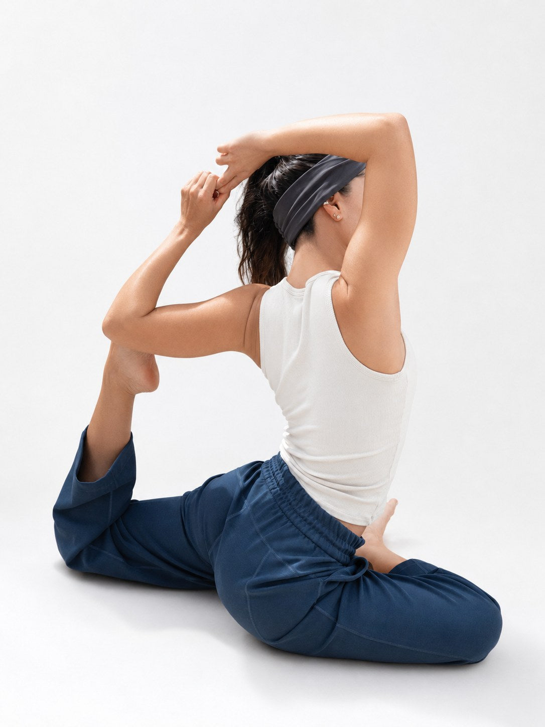 Pantalón Calm en azul navy, postura de yoga sentada