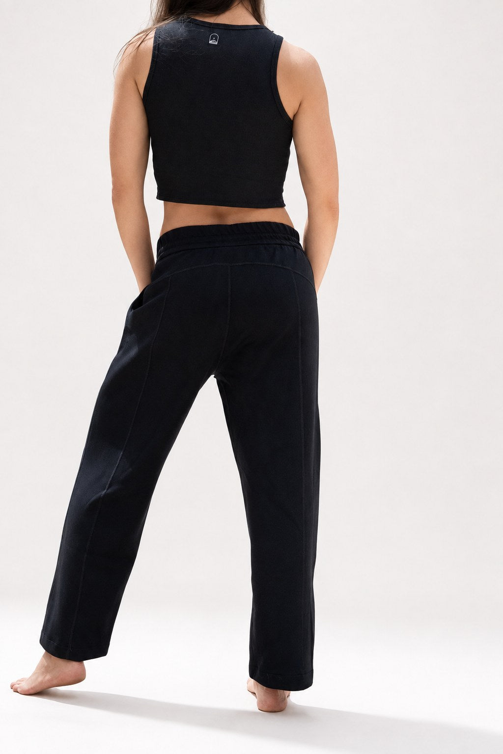 Pantalón Calm en negro, vista de espalda de cuerpo entero