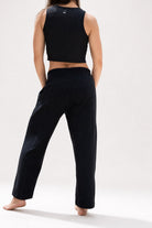 Pantalón Calm en negro, vista de espalda de cuerpo entero