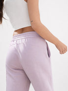 Pantalón Calm en rosa, detalle de la pretina elástica en la espalda