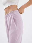 Pantalón Calm en rosa, detalle del bolsillo lateral y el logo Wuita
