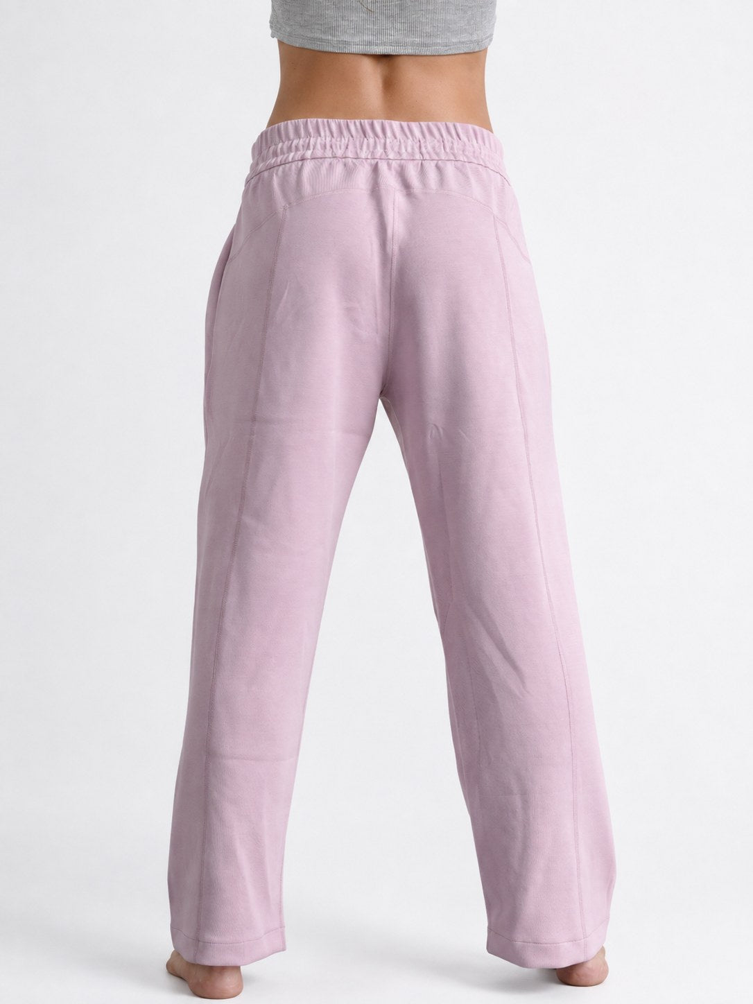 Pantalón Calm en rosa, vista de espalda con costura central