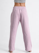 Pantalón Calm en rosa, vista de espalda con costura central