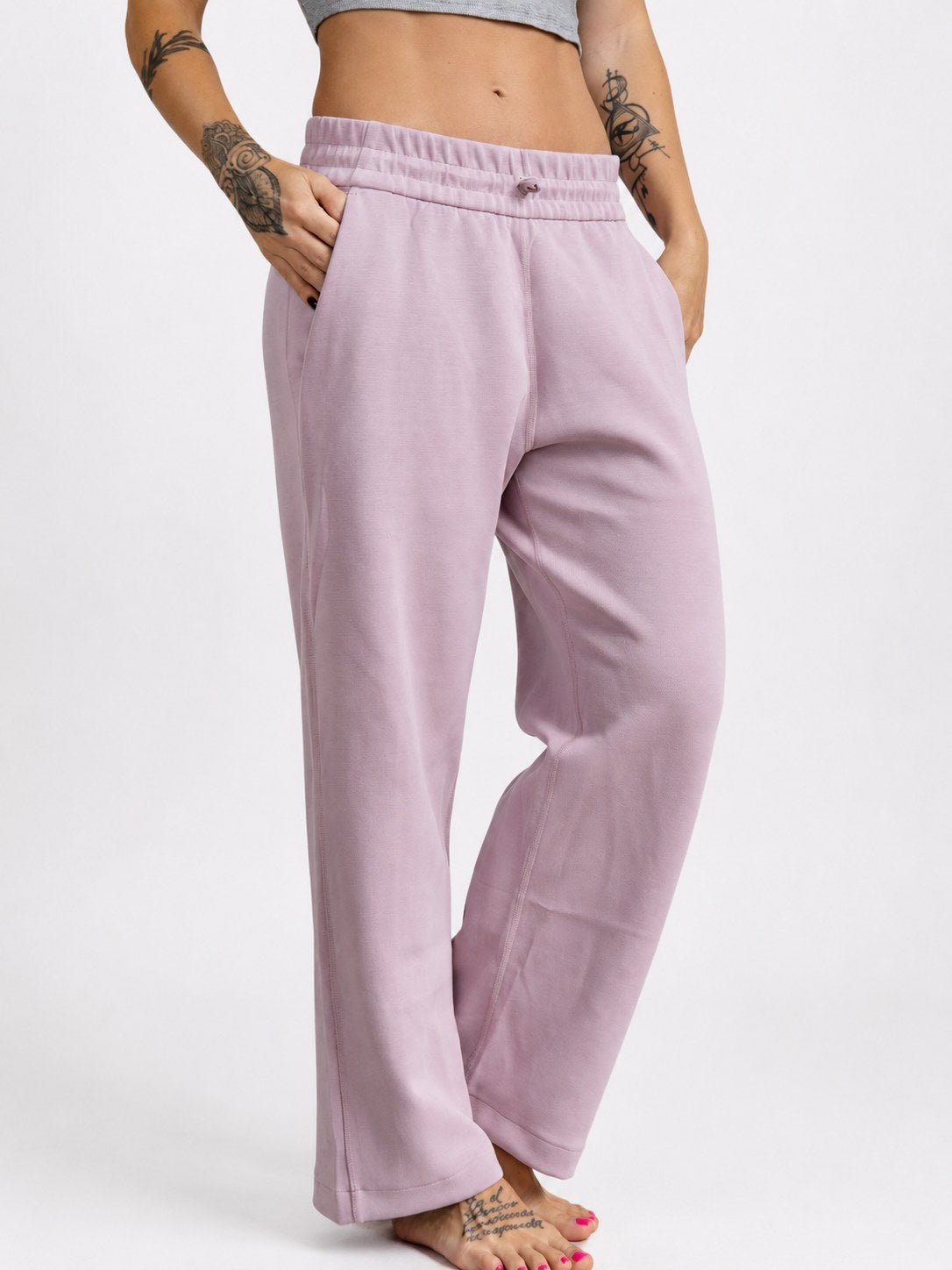 Pantalón Calm en rosa, vista frontal con pretina elástica y cordón