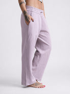 Pantalón Calm en rosa, vista lateral con bolsillo