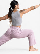 Pantalón Calm en rosa, postura de guerrero vista de espalda
