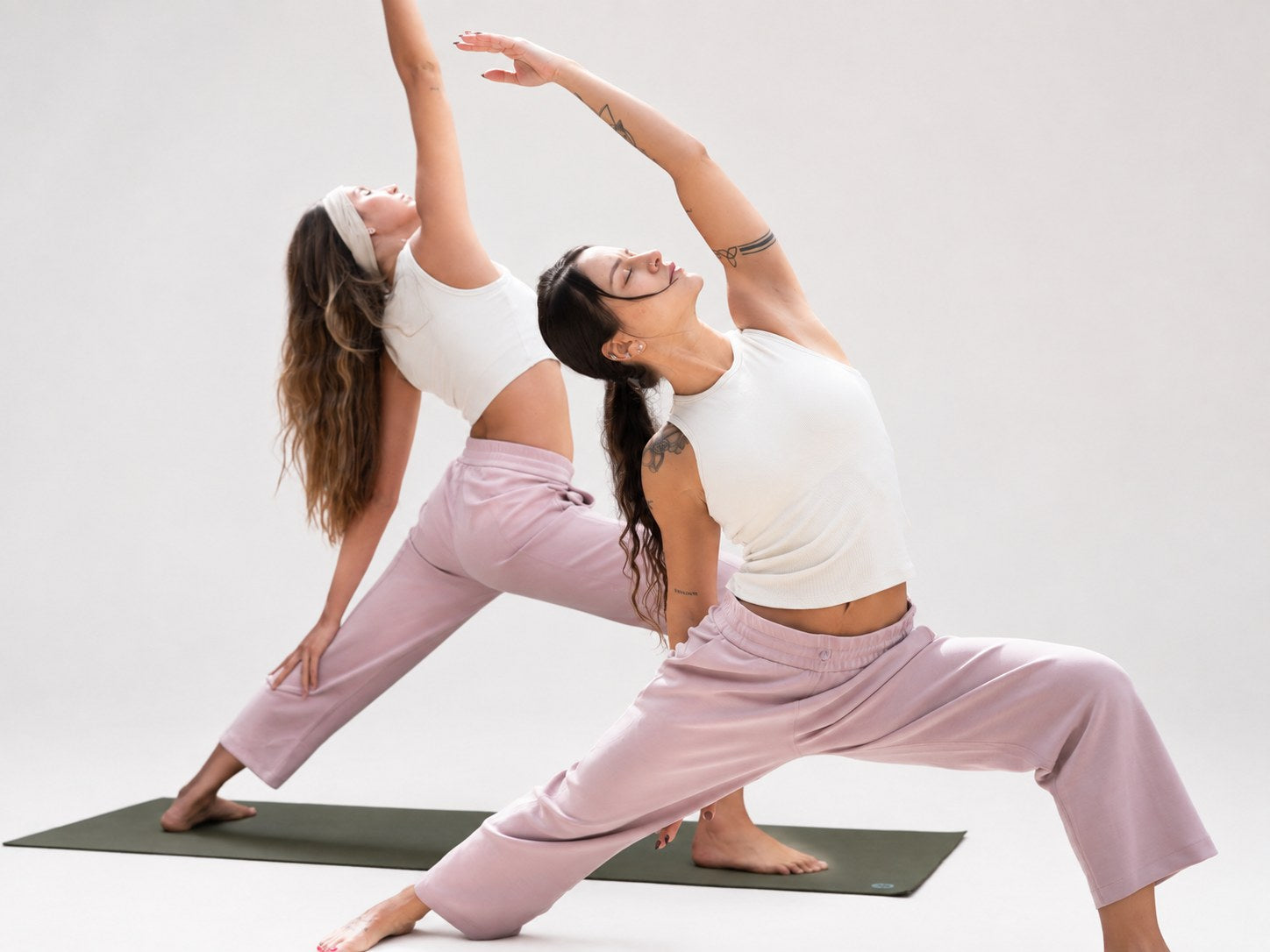 Pantalón Calm en rosa, detalle del tejido y la caída