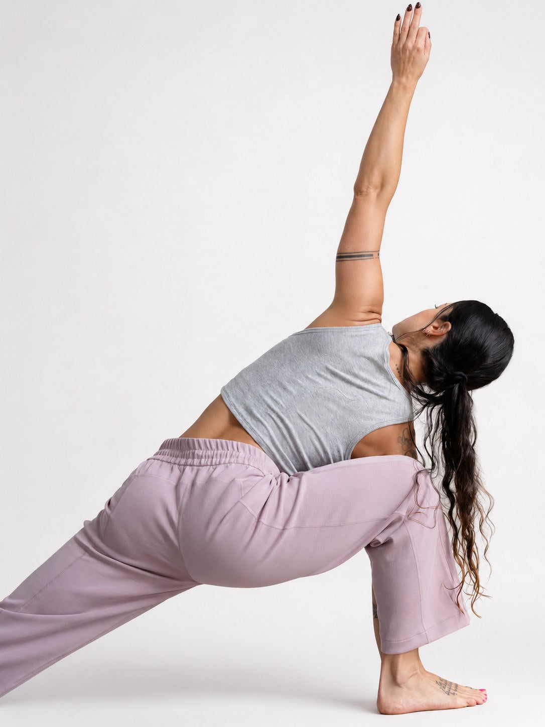 Pantalón Calm en rosa, postura de yoga vista lateral