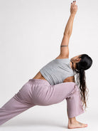 Pantalón Calm en rosa, postura de yoga vista lateral