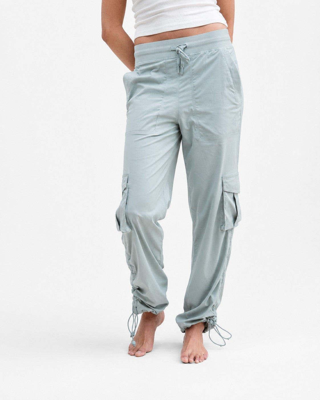 Pantalón Terra azul gris - detalle cordón y bolsillos