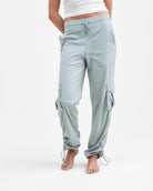 Pantalón Terra azul gris - detalle cordón y bolsillos