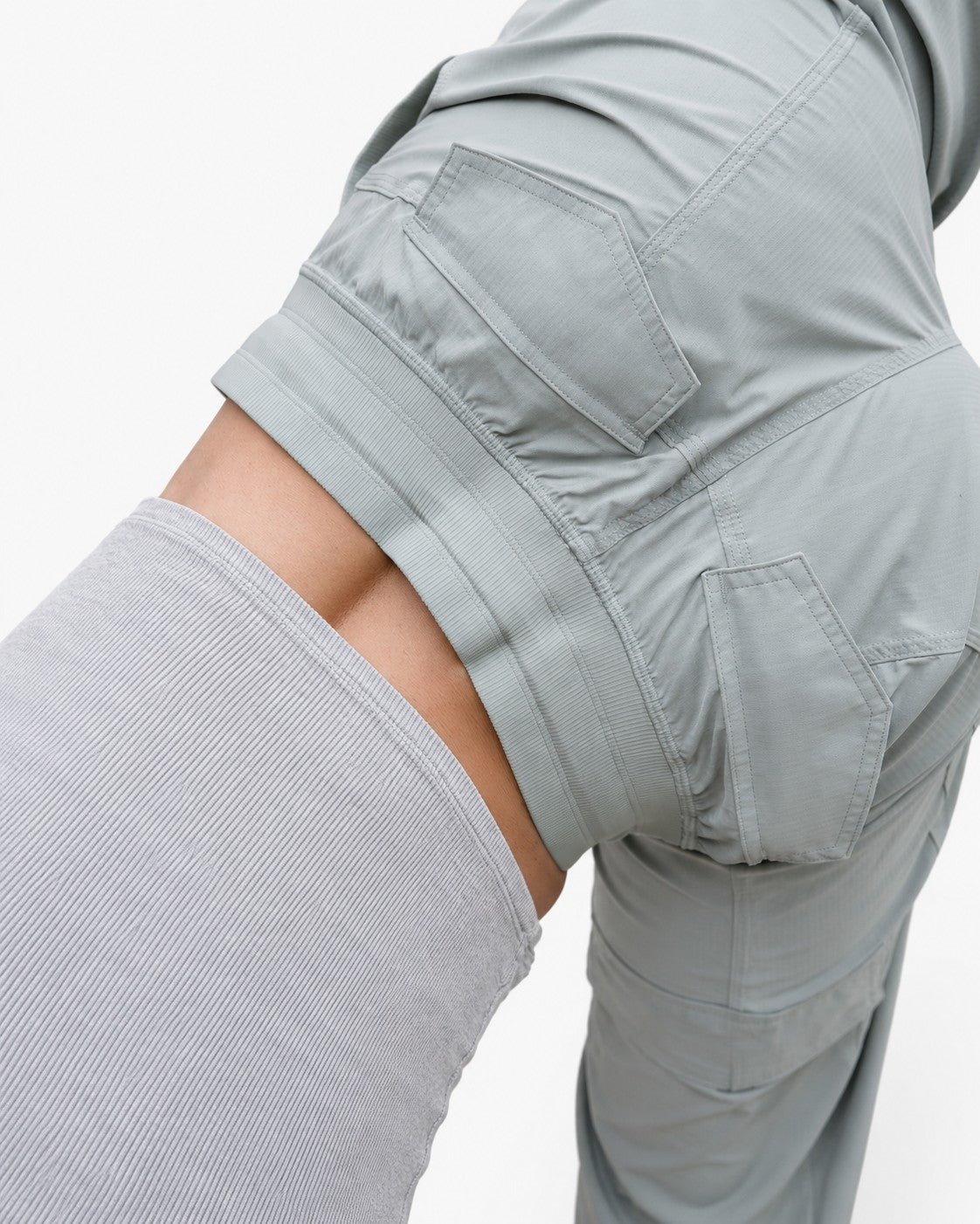 Pantalón Terra azul gris - detalle pretina y bolsillos traseros