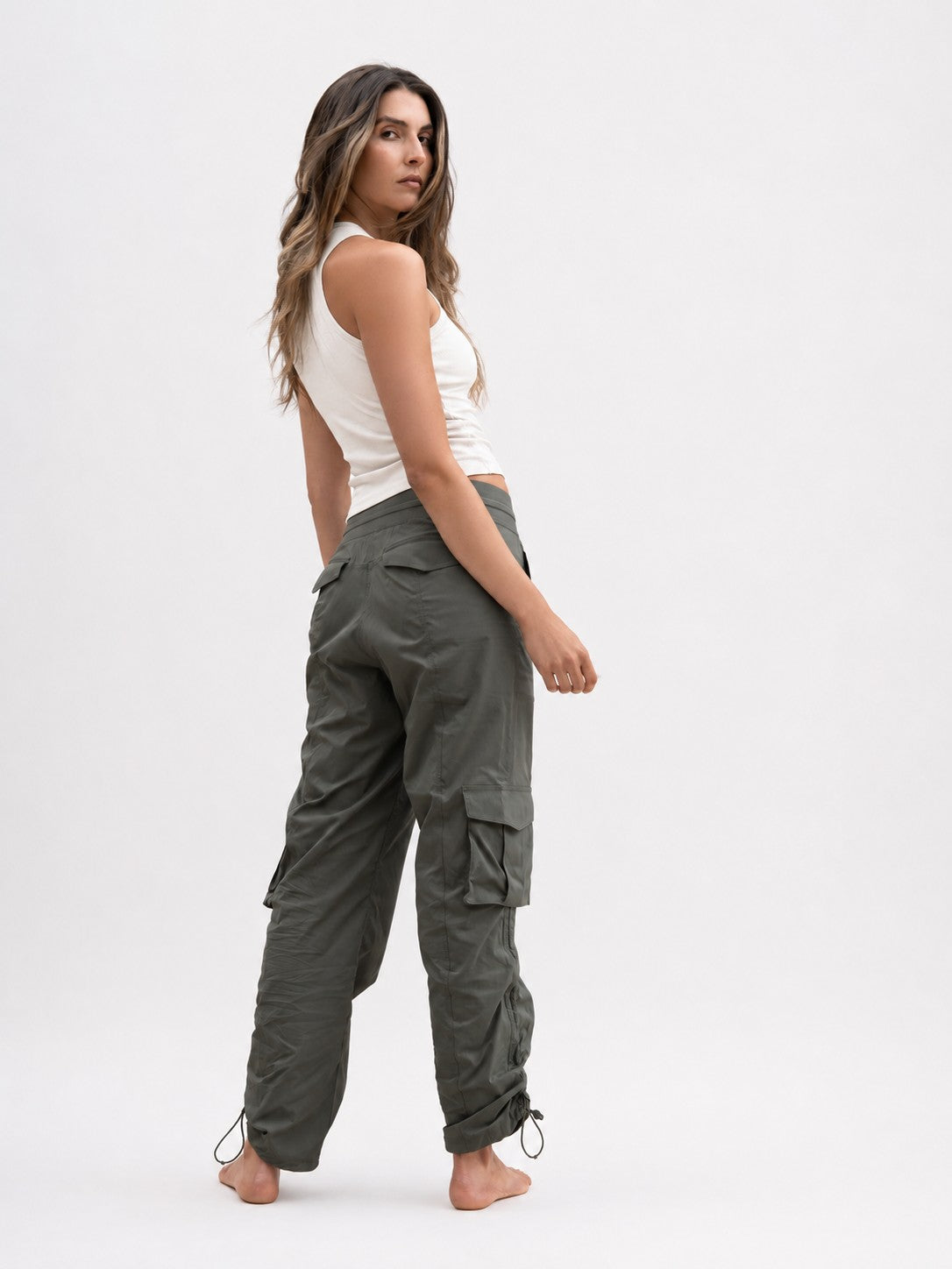 Pantalón Terra verde oliva - vista trasera tres cuartos