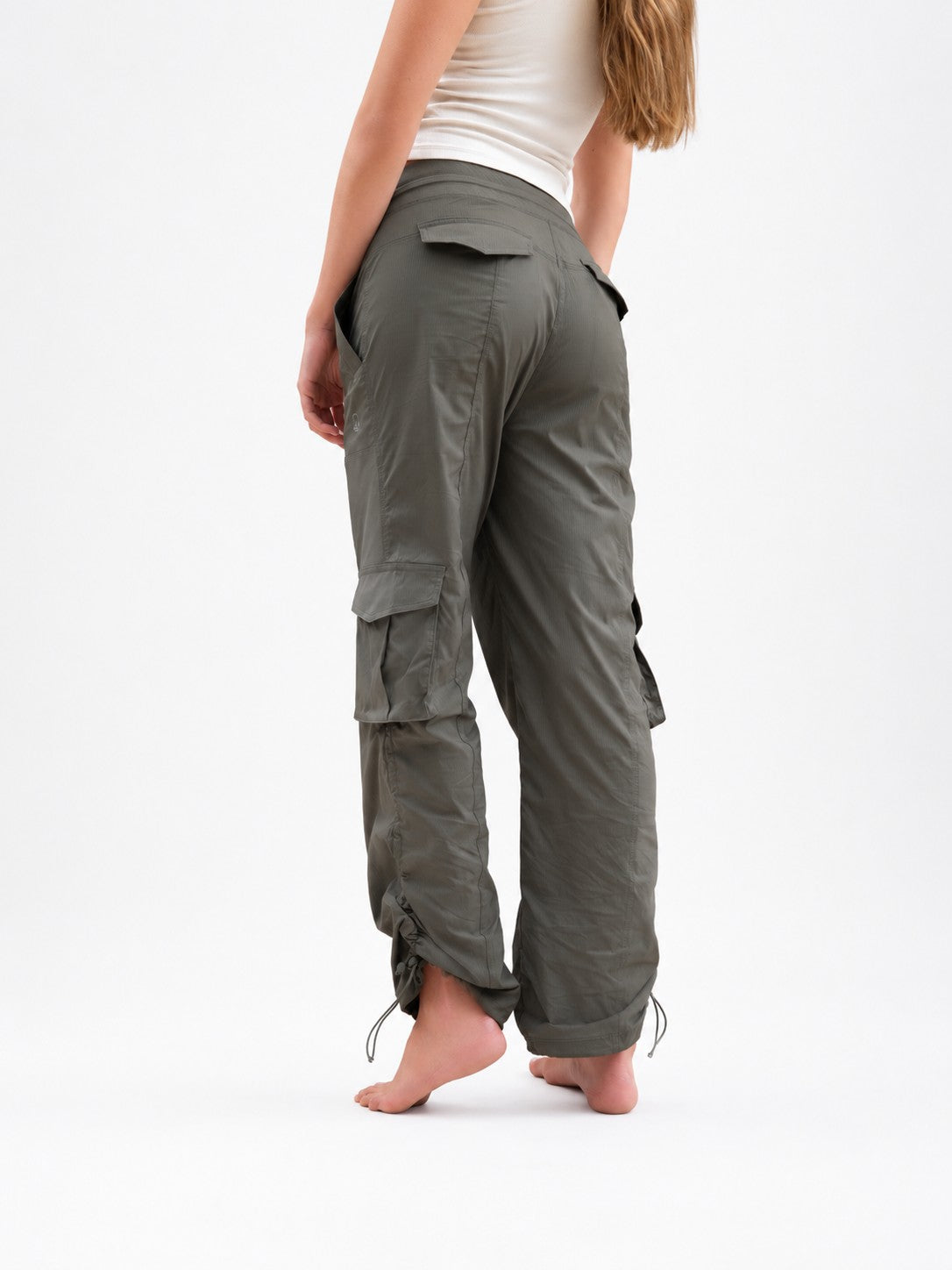Pantalón Terra verde oliva - detalle bolsillos cargo
