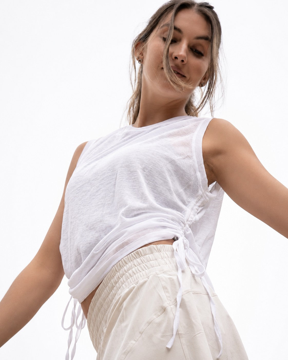 Top Flow blanco - tank oversized en movimiento