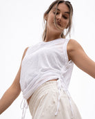Top Flow blanco - tank oversized en movimiento