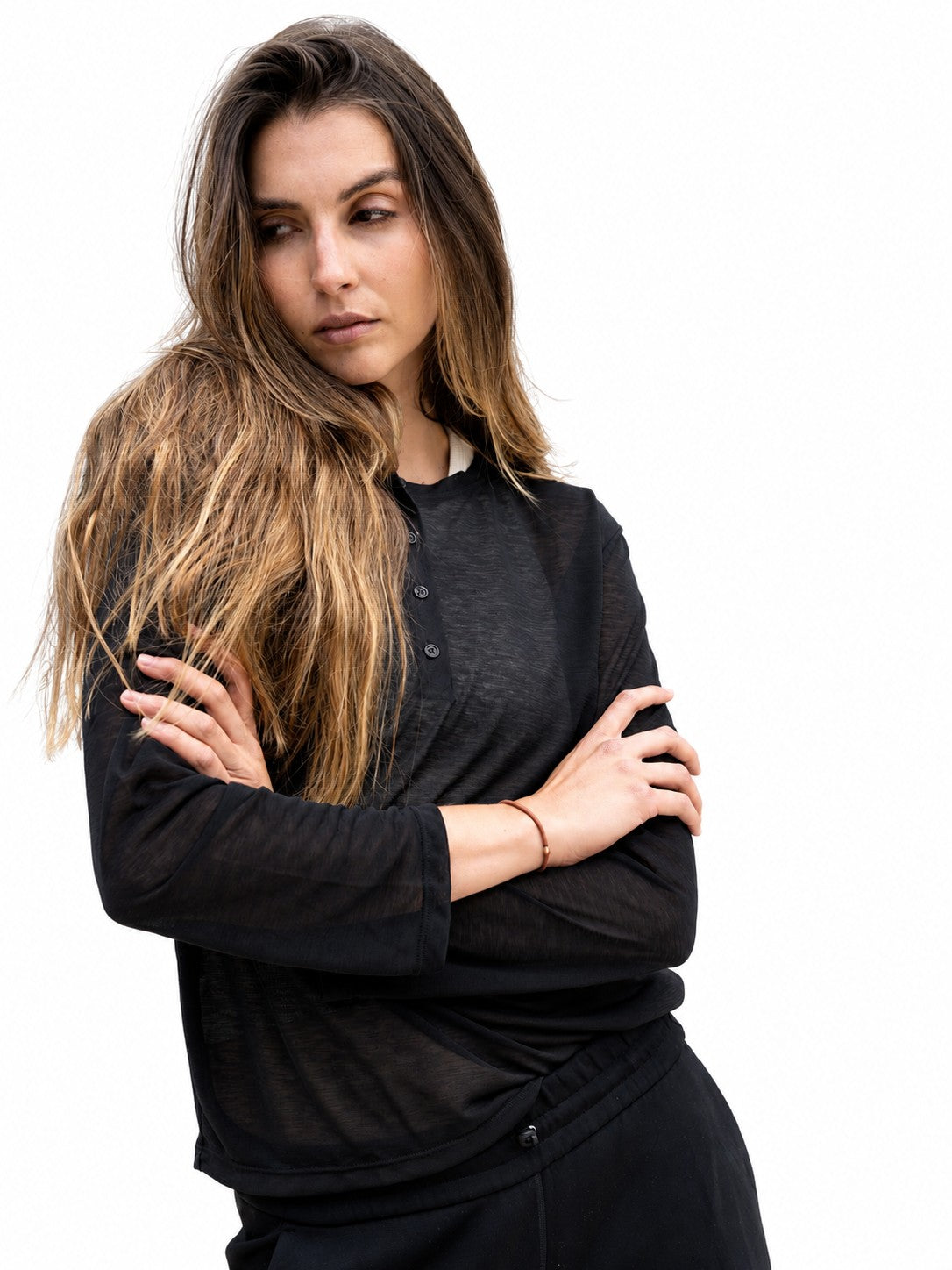 T-Shirt Luna negro - brazos cruzados