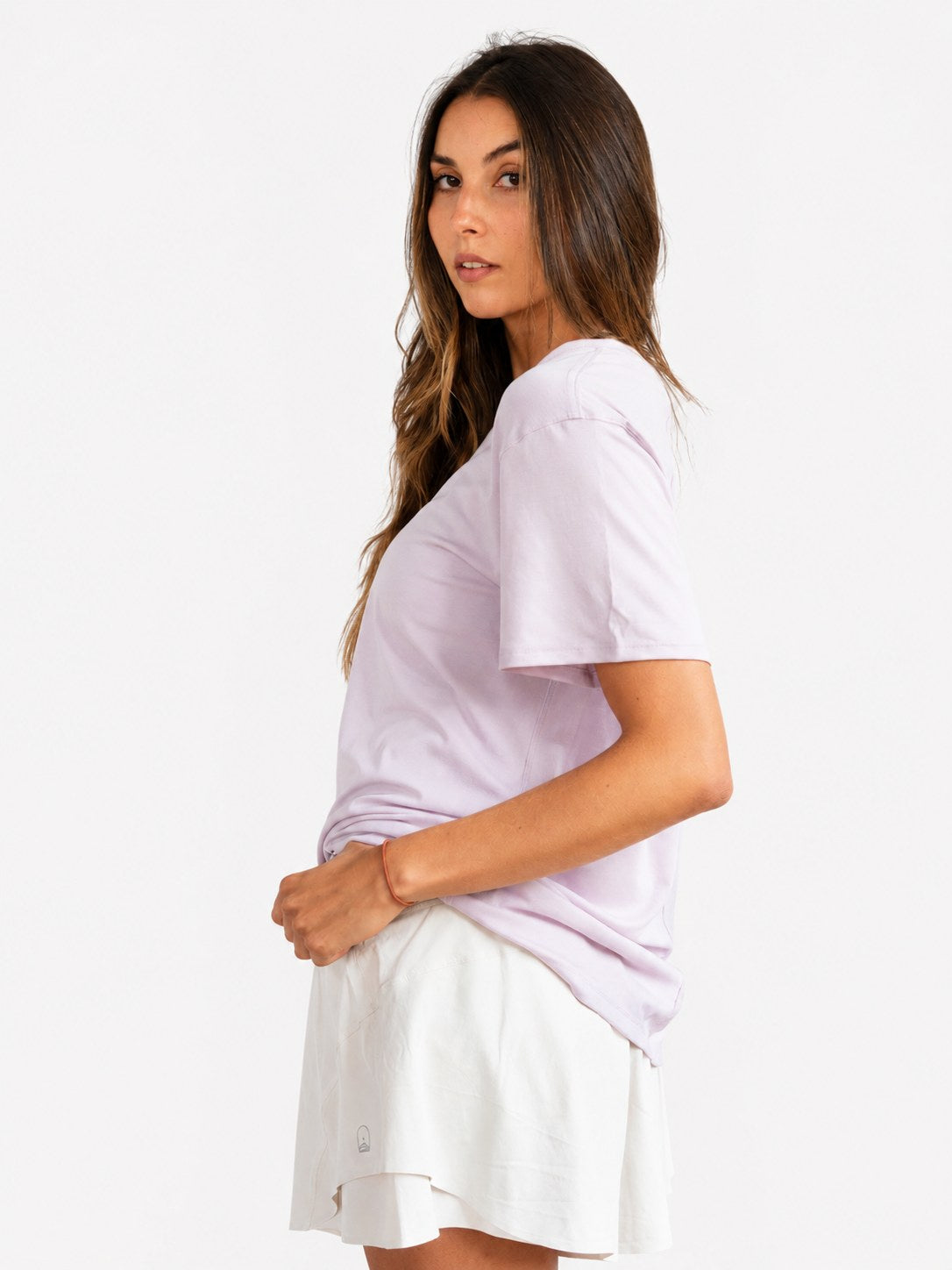 T-Shirt Noma en morado, vista lateral con caída de la manga