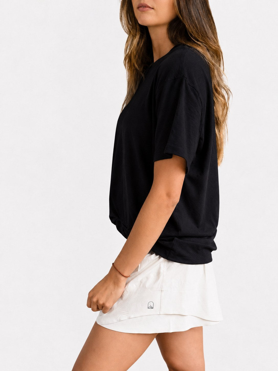 T-Shirt Noma en negro, vista lateral con logo Wuita en el ruedo
